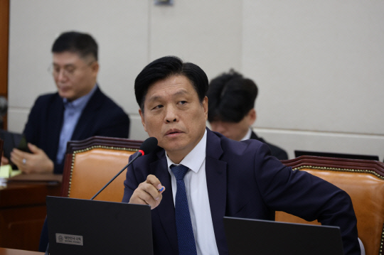 조승래 더불어민주당 의원이 10일 국회 정무위 국정감사에서 질의하고 있다. [조승래 의원실 제공]